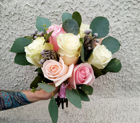 Свадебный букет из роз и брунии