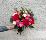 Свадебный букет красно-розовый из роз и эвкалипта