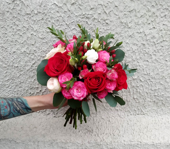 Свадебный букет красно-розовый из роз и эвкалипта